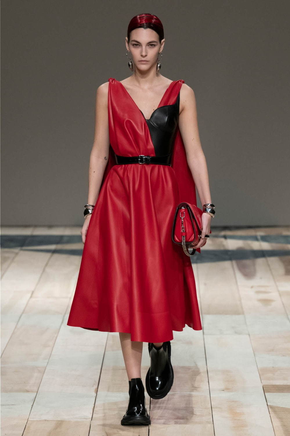 赤 レッド のワンピースコーディネート ファッションプレス