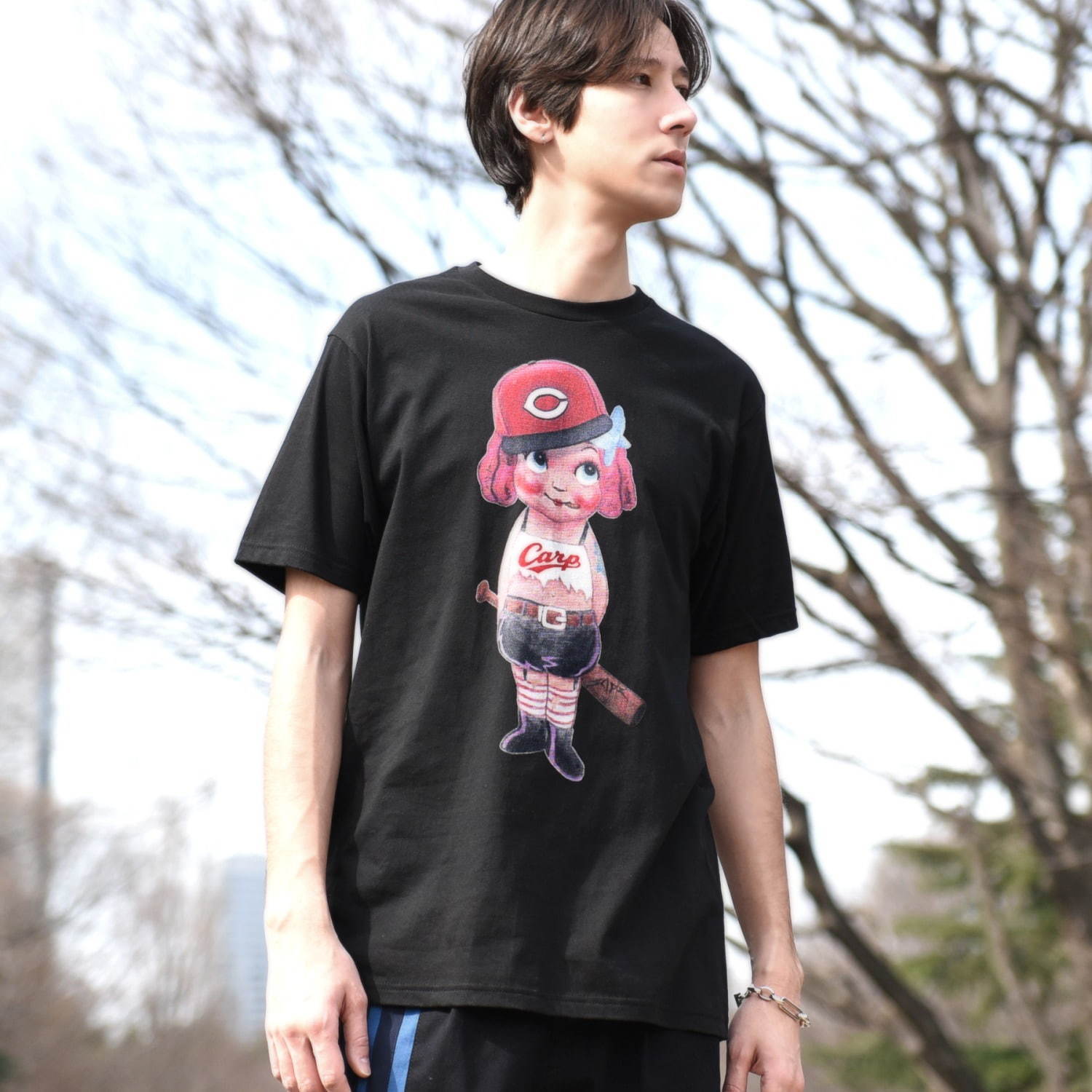 写真1 9 広島カープ ランド バイ ミルクボーイ カープ女子 グラフィックのtシャツ 真っ赤なくまバッグ ファッションプレス