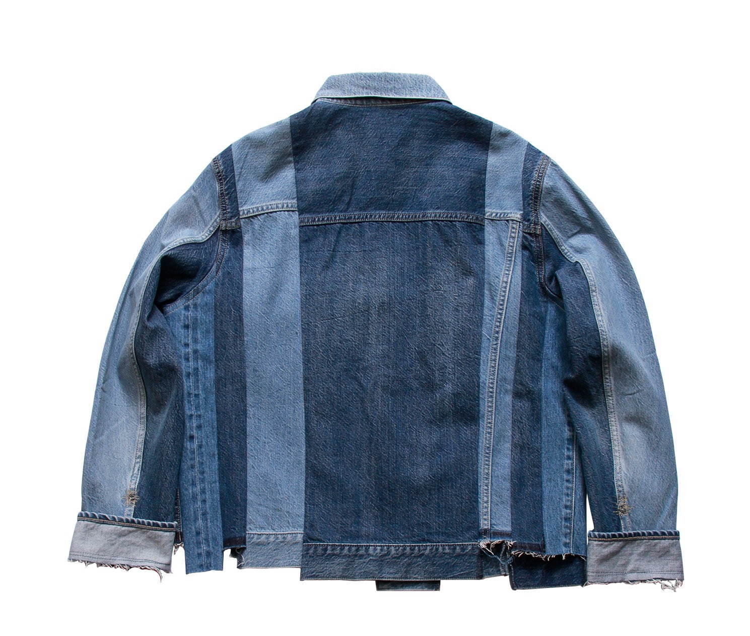 KUROのリメイクデニムジャケットが銀座限定で、“螺旋階段”イメージの裾