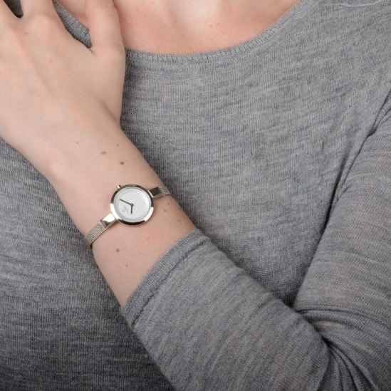 まるでジュエリー”デンマーク発「オバク」の華奢ストラップ腕時計