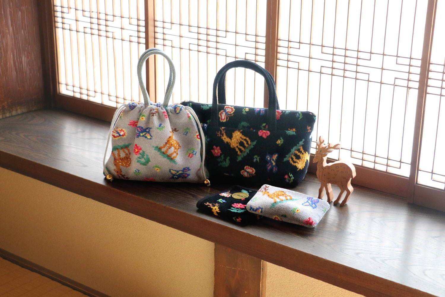 奈良の老舗 中川政七商店 の遊 中川 フェイラー 鹿柄ふんわり生地のバッグやポーチ ファッションプレス