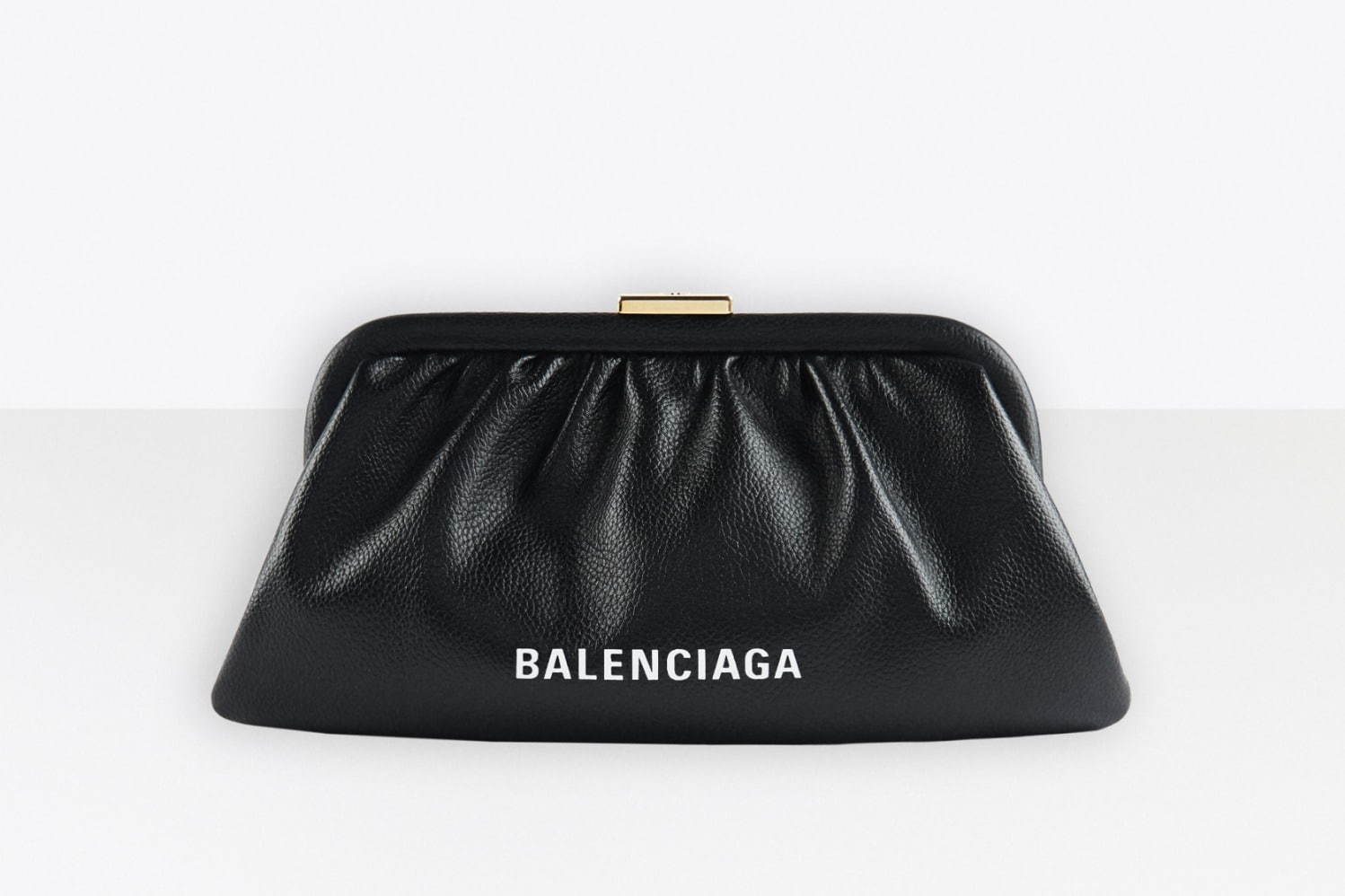 バレンシアガの新バッグ「クラウド」ショルダーにもなる、がま口タイプ