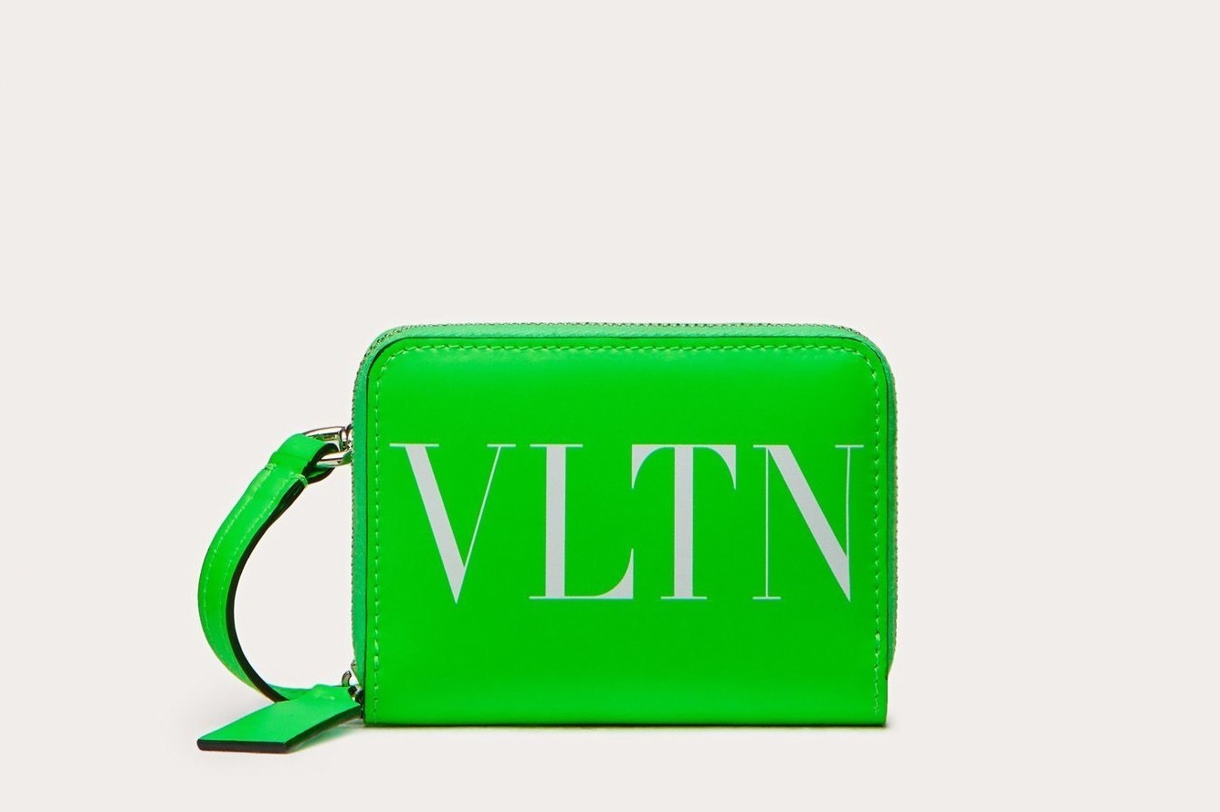 ヴァレンティノ ガラヴァーニのメンズ財布、ネオンカラーのストラップ付ミニ財布＆VLTNロゴの長財布 - ファッションプレス