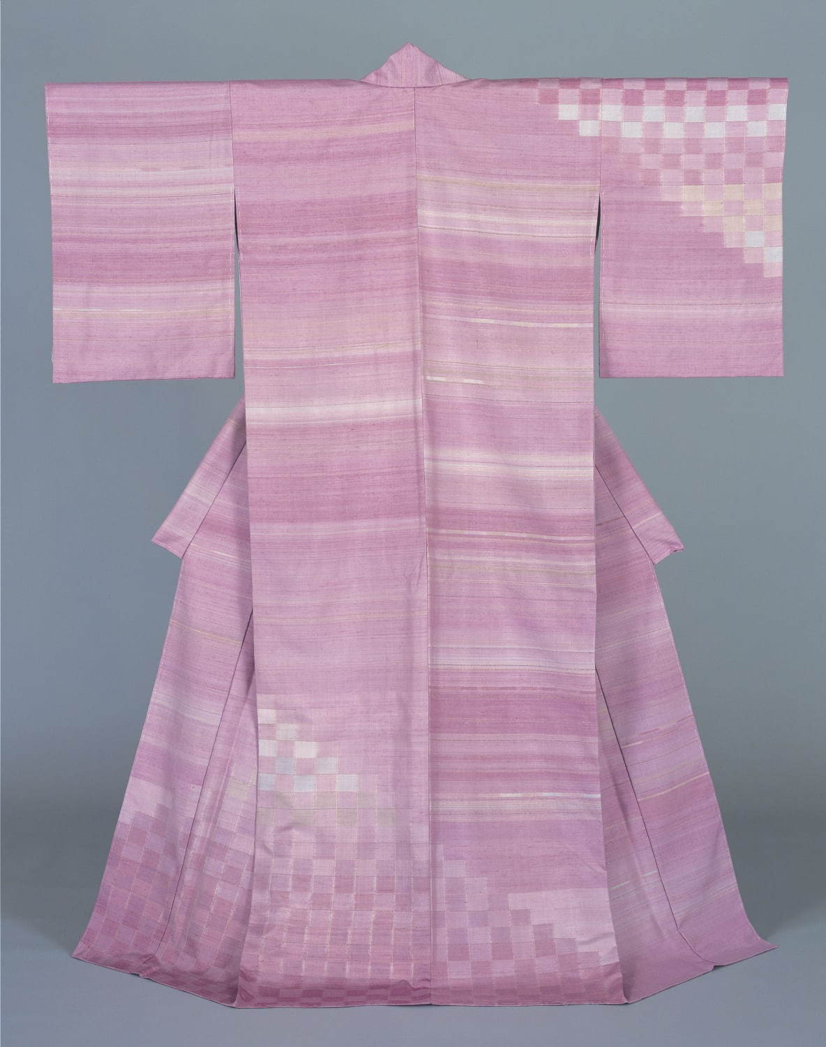 志村ふくみ展」姫路市立美術館で、“人間国宝”の染織家による草木染の紬 