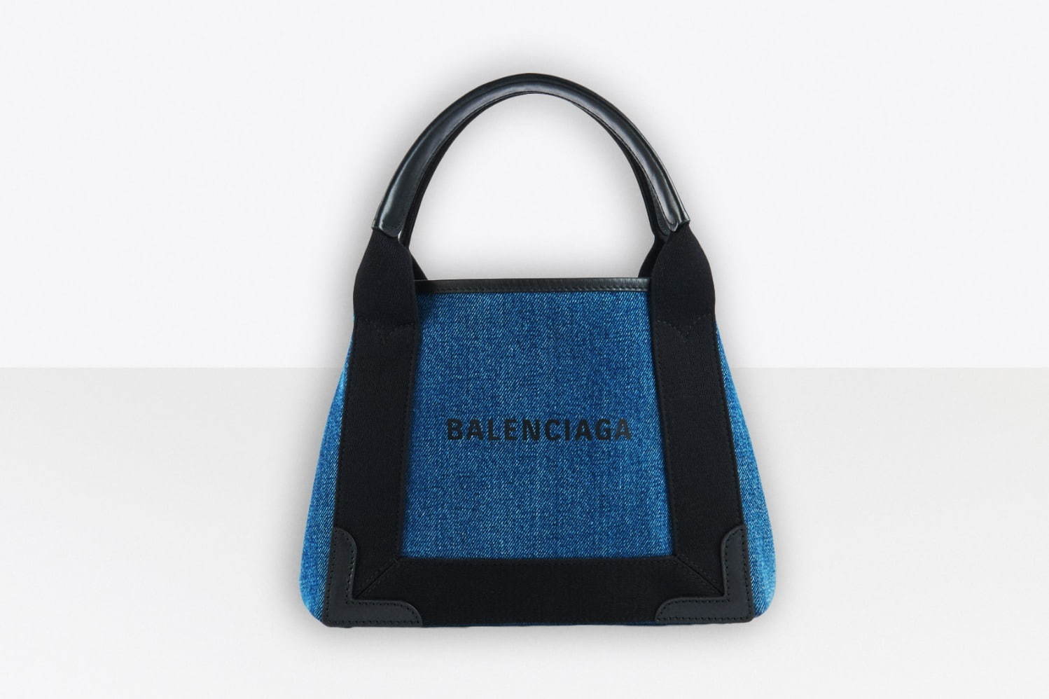 バレンシアガの人気キャンバスバッグ「ネイビー」に、ネオンカラーや