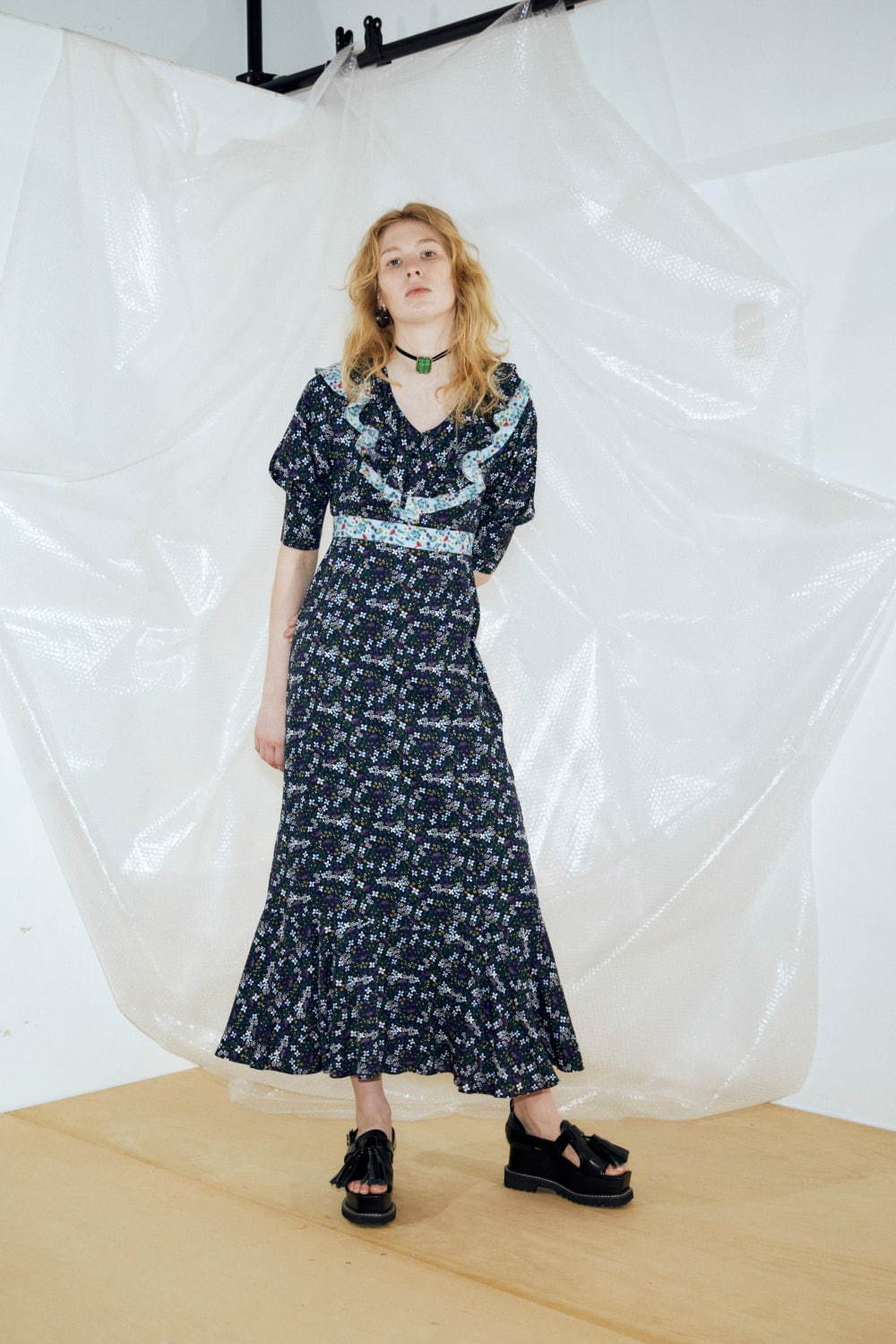 パメオポーズ初の花柄ドレス クリスタル イメージのケープ袖ワンピ 年夏の新作 ファッションプレス