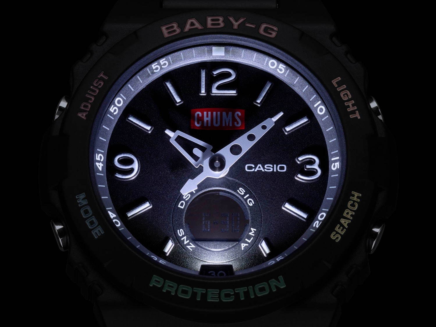 BABY-G×チャムスの腕時計、レインボーカラーをフェイスに - “寝袋型