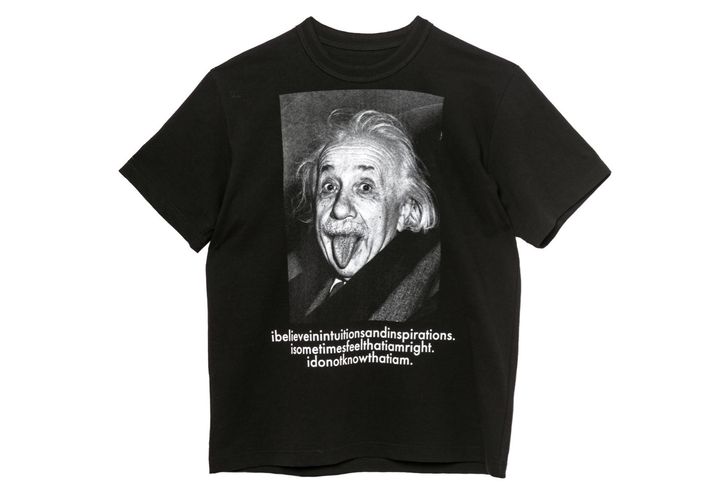 sacaiから“アインシュタイン”プリントのTシャツ＆フーディー、ユニ