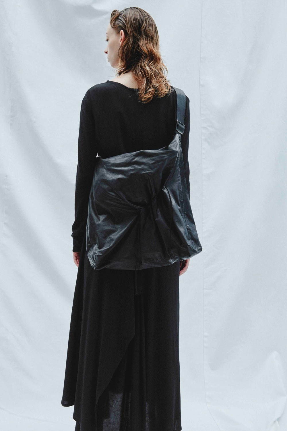 ディスコード ヨウジヤマモト新作 衣服として纏う バッグ ポンチョ風や身体に沿う3way ファッションプレス