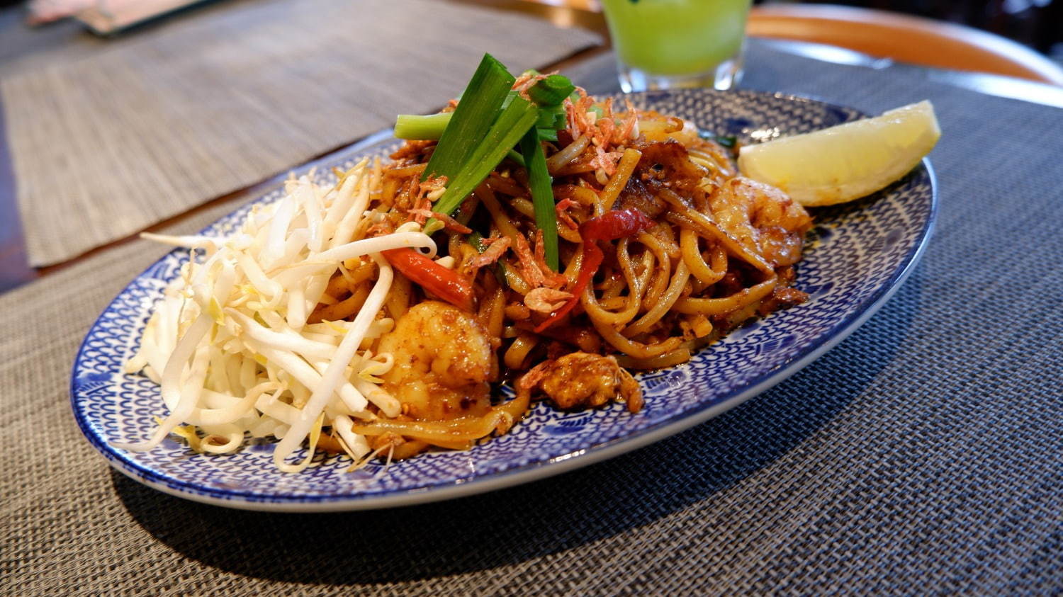 「生パッタイ専門店 ディパッタイ」銀座に、日本初“真空自家製麺”のもちもち食感＆新作オムパッタイも｜写真2