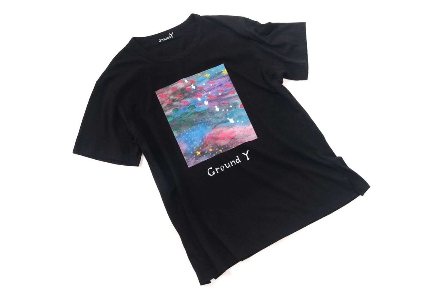 Ground Y“夢の中”などのイラストを施したTシャツ、深川麻衣の描き