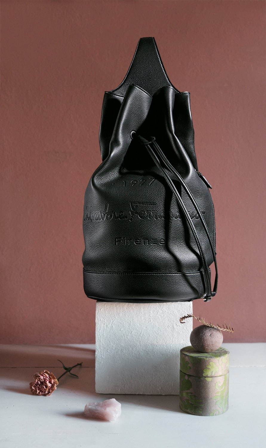 サルヴァトーレ フェラガモ新メンズライン トルナブオーニ 1927 バッグを中心にレザーグッズを展開 ファッションプレス