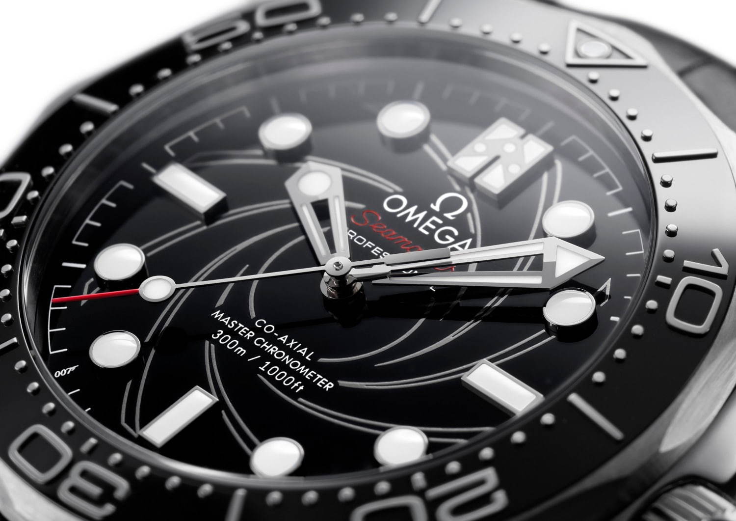 オメガ 007 ジェームズ ボンド着想の腕時計に新作 プラチナのシーマスター ダイバー 300m ファッションプレス