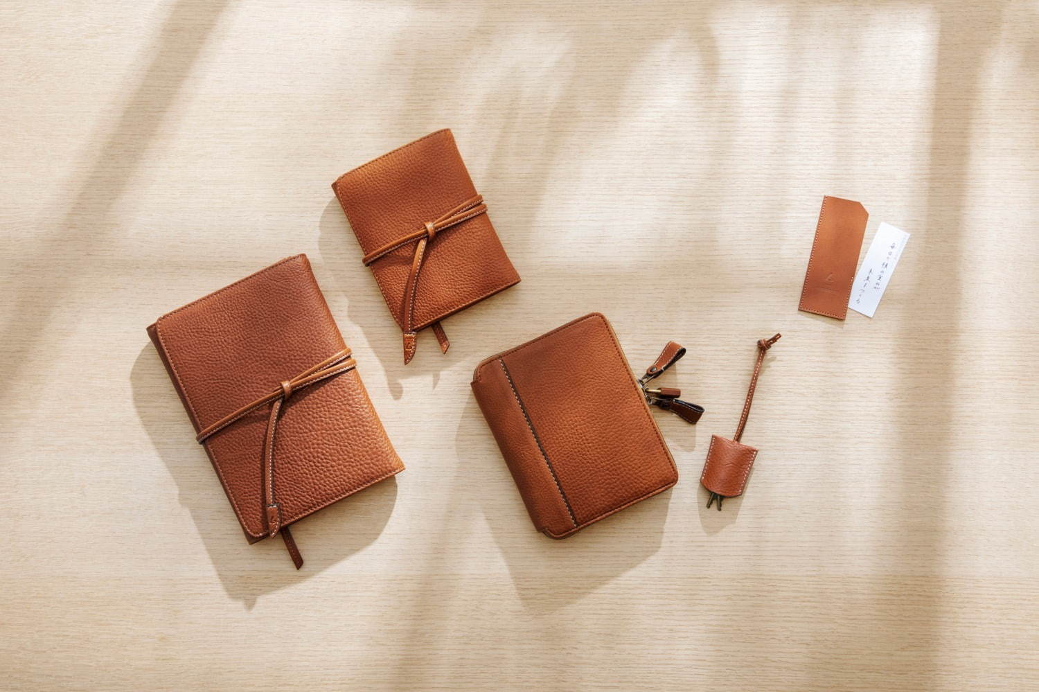 土屋鞄製造所×ほぼ日の手帳カバー、収納ポケット付き＆鍵付きの“生活に