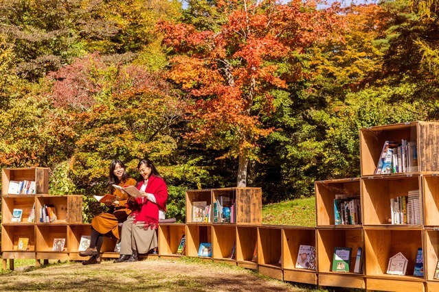 紅葉図書館 本と紅葉とカフェ時間を楽しむイベントが軽井沢星野エリアで おいしいリンゴスイーツも ファッションプレス