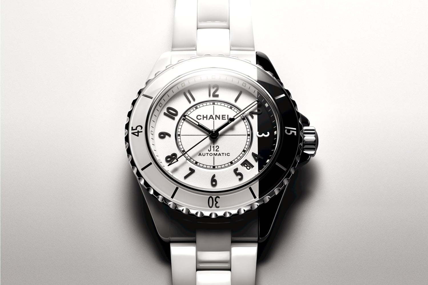 シャネルの新作腕時計「J12 パラドックス」白／黒の完璧な境界を表現