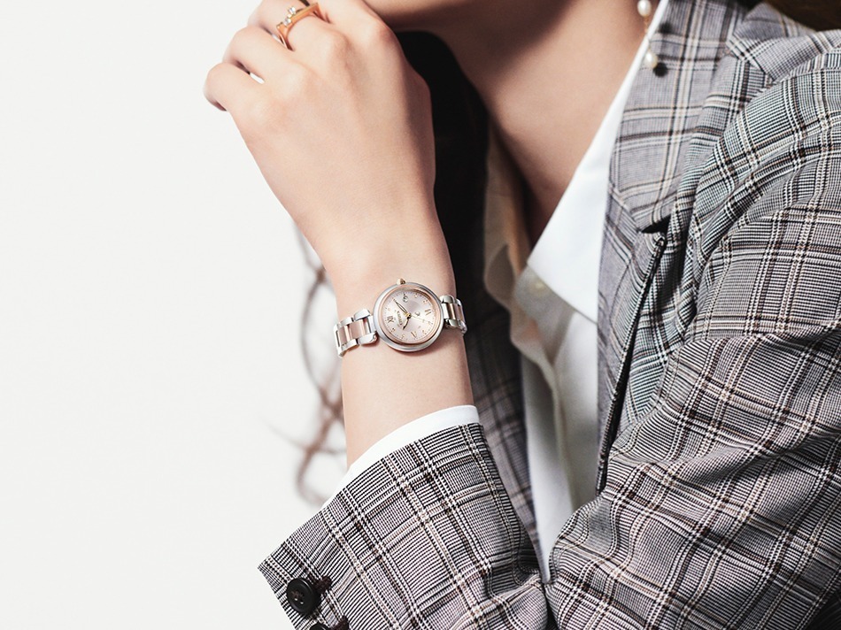 シチズン クロスシー新作レディース腕時計、“水面の波紋”着想ケース×透明感のあるカラーで - ファッションプレス