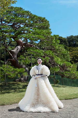 トモ コイズミのウェディングドレス、伝統的な日本の花嫁衣装が着想源 ...