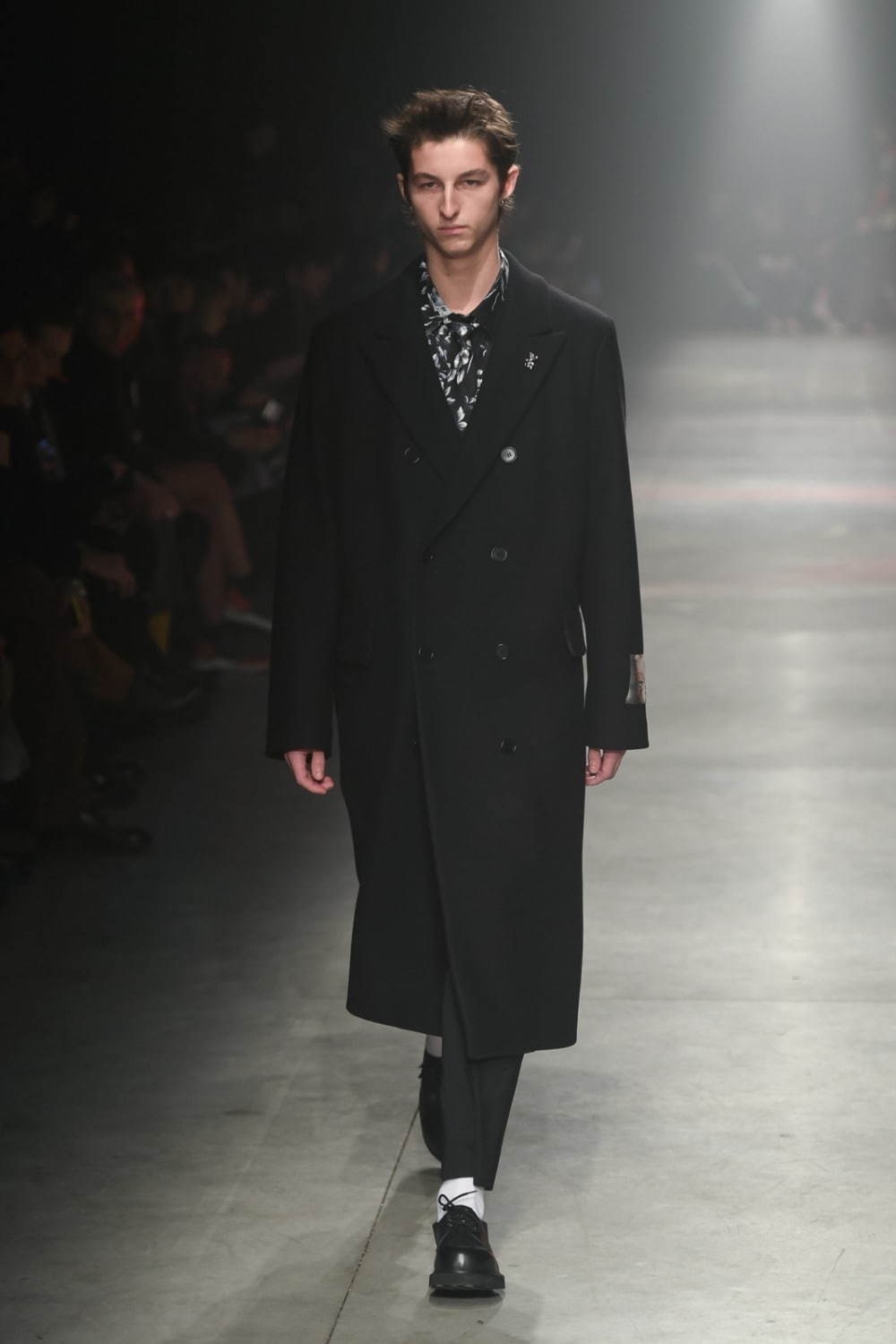 メンズ冬コートの色別コーデ ブラック グレー ベージュほか チェスターコートなどの着こなしを特集 ファッションプレス