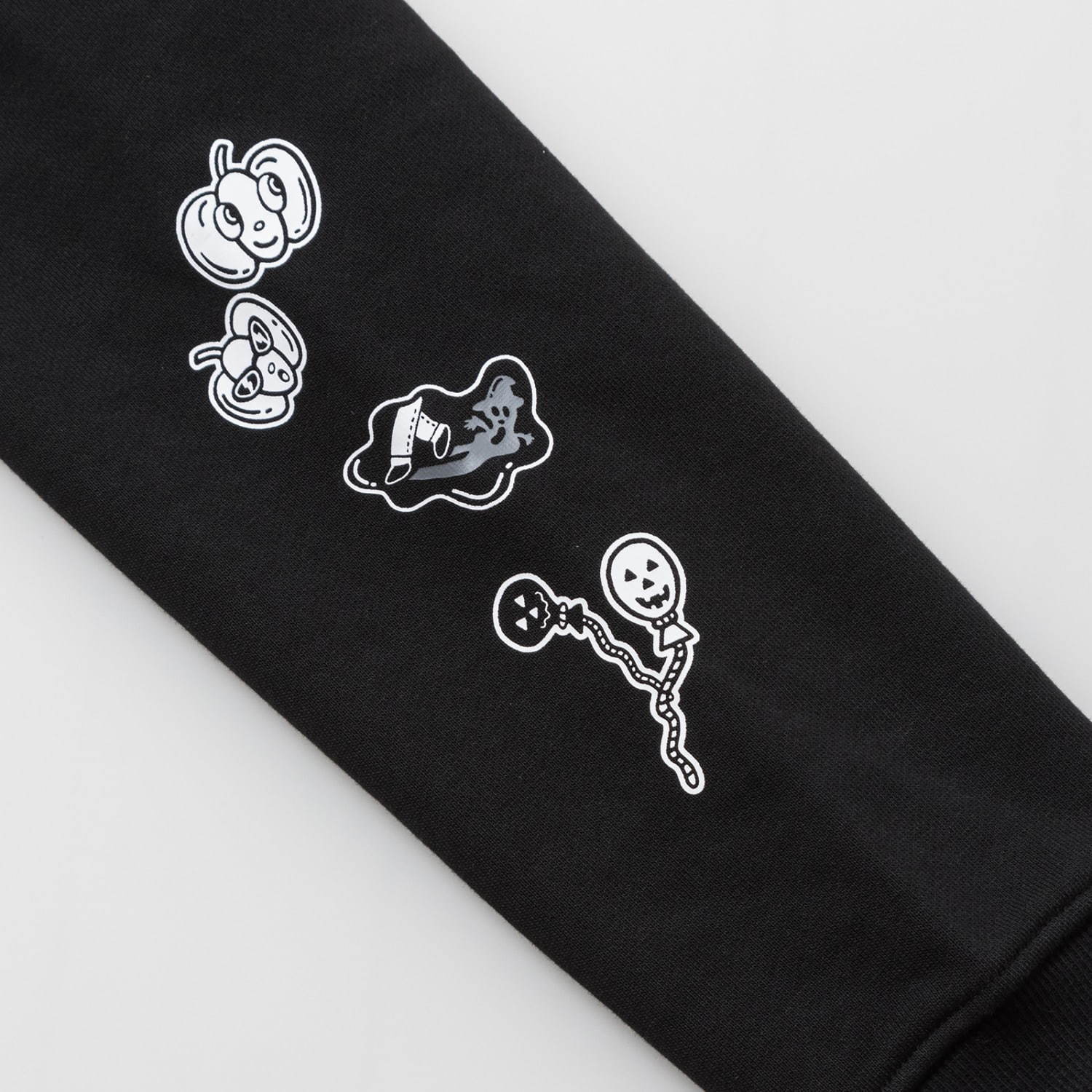 リーボック チョコムー ハロウィン がテーマのロンtやフーディ ポップなイラストを白黒で ファッションプレス