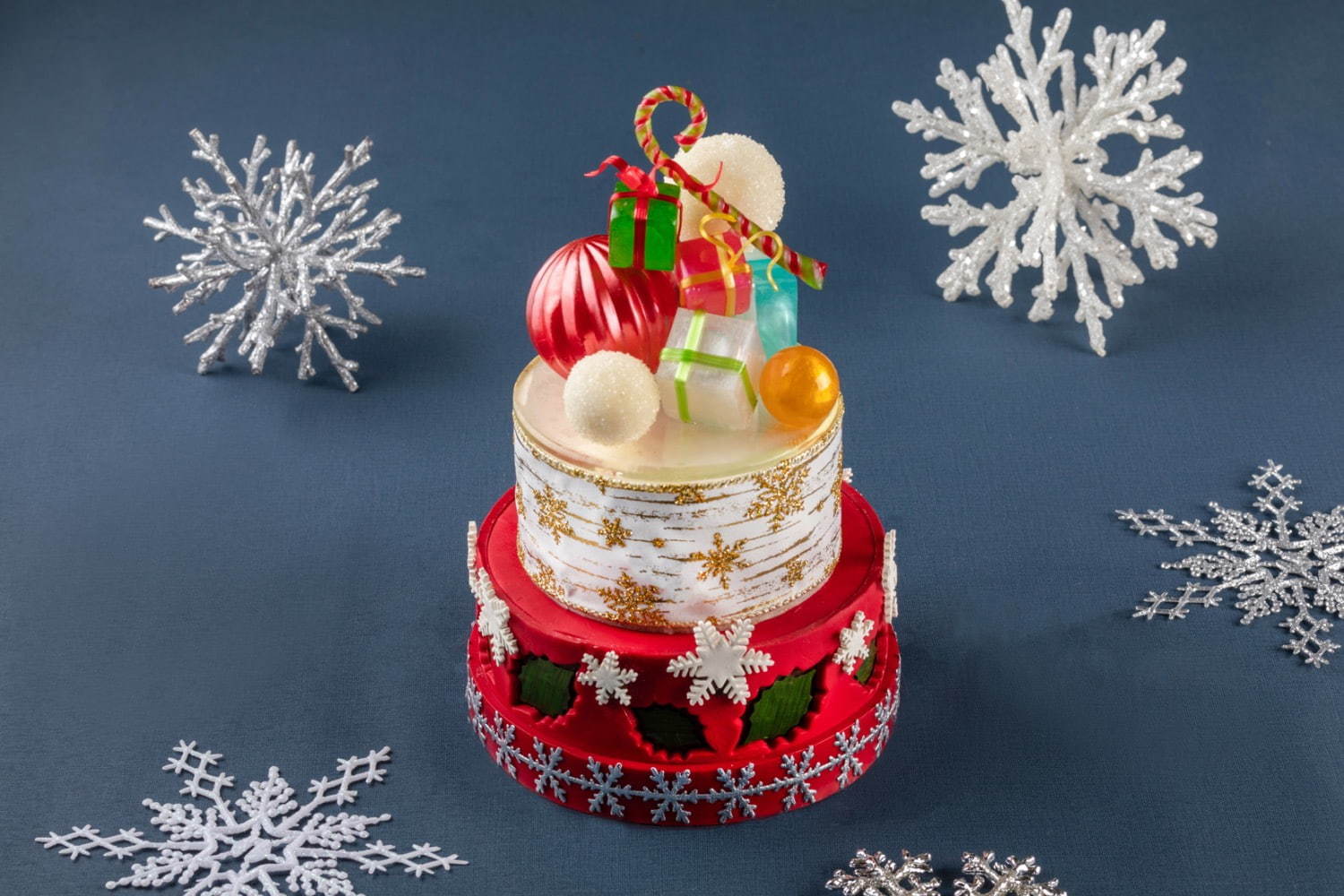 グランド ハイアット 東京のクリスマス 飴細工のオーナメント を飾った2段ケーキなど ファッションプレス