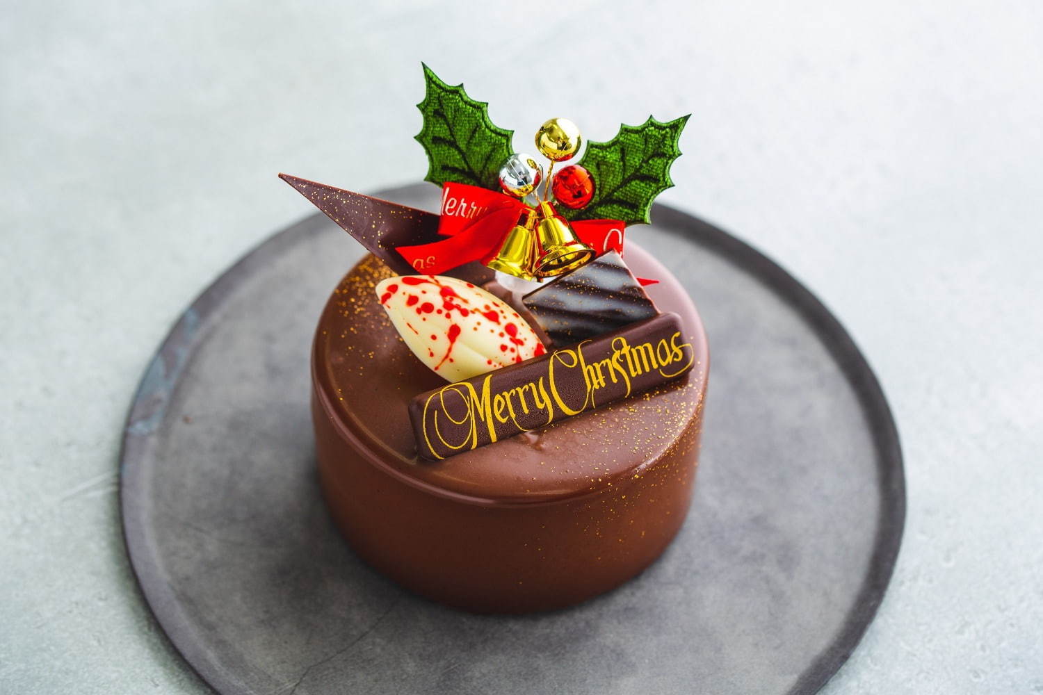 デカダンス ドュ ショコラの20年クリスマスケーキ、“レモンクリーム＆蜂蜜ジュレ”入りチョコムース｜写真2