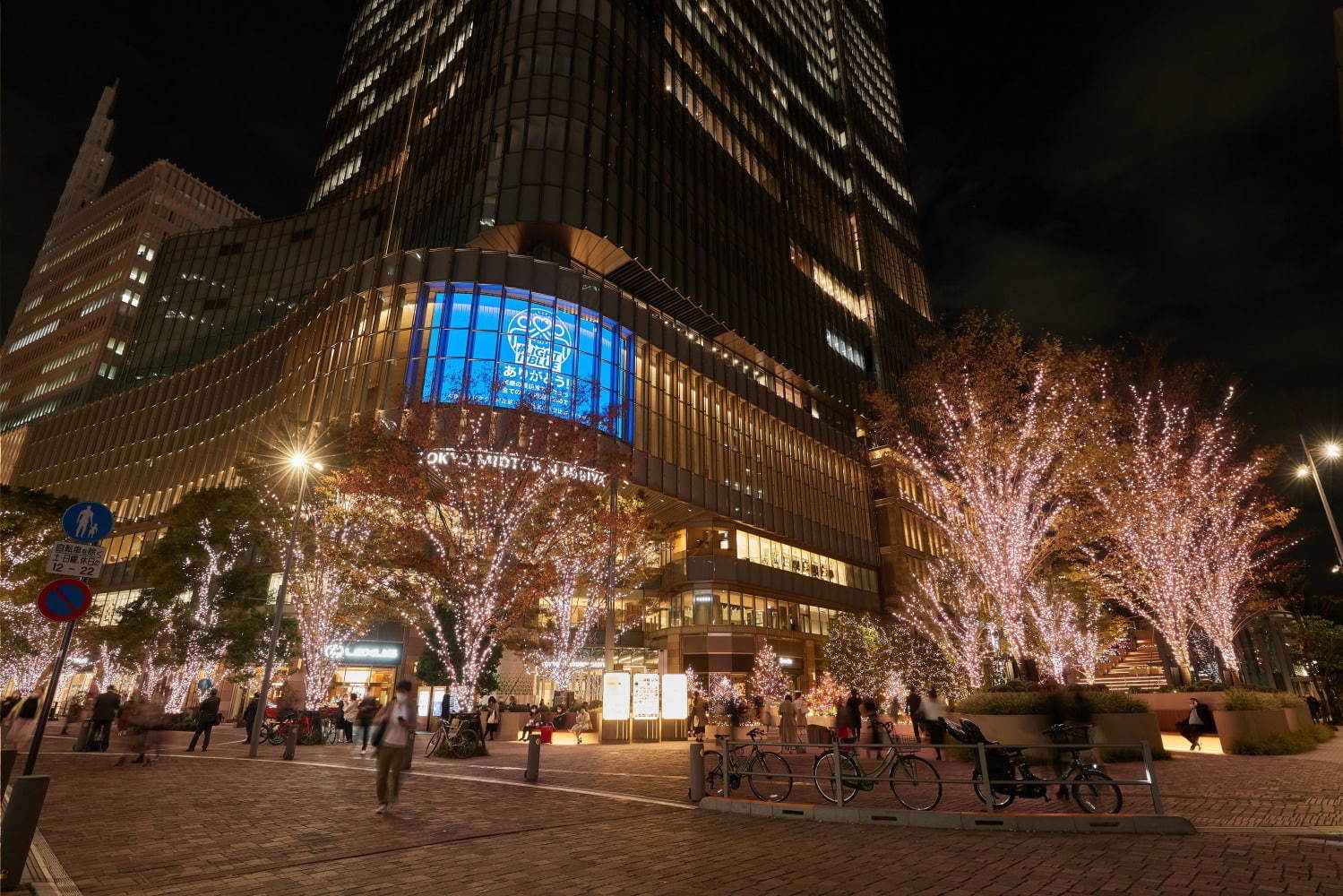 東京ミッドタウン日比谷の冬イルミネーション 魔法のような瞬間 を表現したキャンドルカラーに ファッションプレス