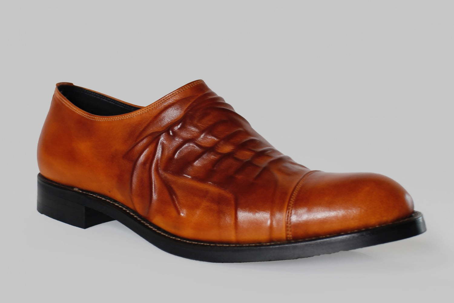 アトリエ ミハラヤスヒロのレザー短靴＆ブーツ、靴紐が浮かび上がる 
