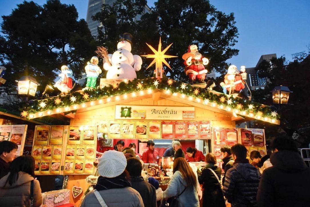 東京クリスマスマーケット 日比谷公園で 雪が舞う リンツのブースなど30店舗が集結 ファッションプレス