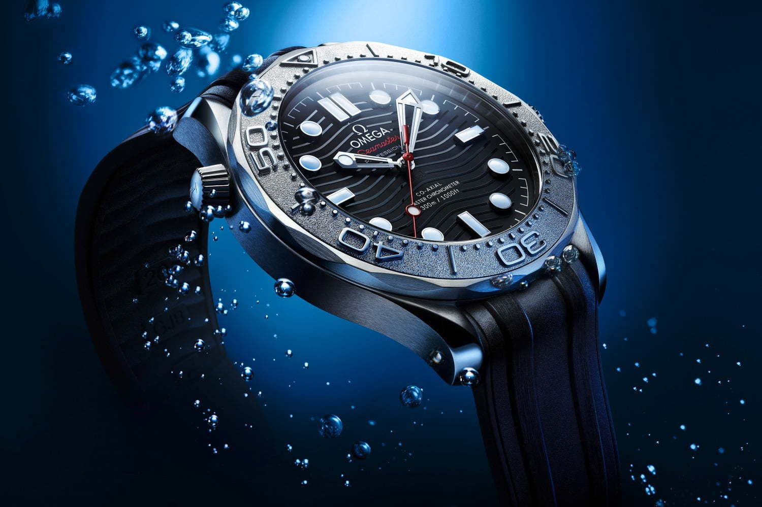 オメガの腕時計 シーマスター ダイバー300m 新作 波模様のダイアル 潜水艇 刻印ケース ファッションプレス