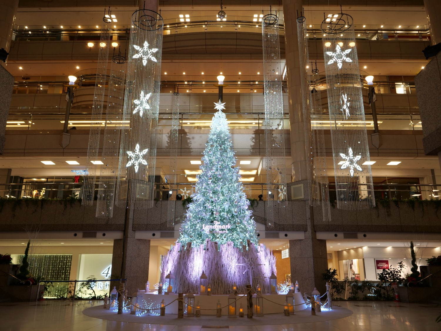 横浜ランドマークタワーのクリスマス 煌びやかに輝く高さ約8mの巨大ツリーが登場 ファッションプレス