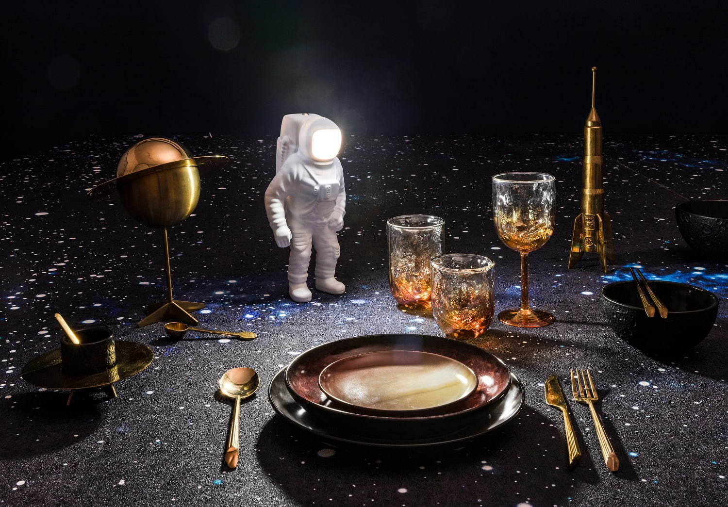 ディーゼル リビング新作「宇宙飛行士型」テーブルライト、幻想的に光 