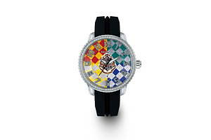 テンデンス ハリー ポッター の腕時計 魔法の杖の秒針やホグワーツのエンブレムデザイン ファッションプレス