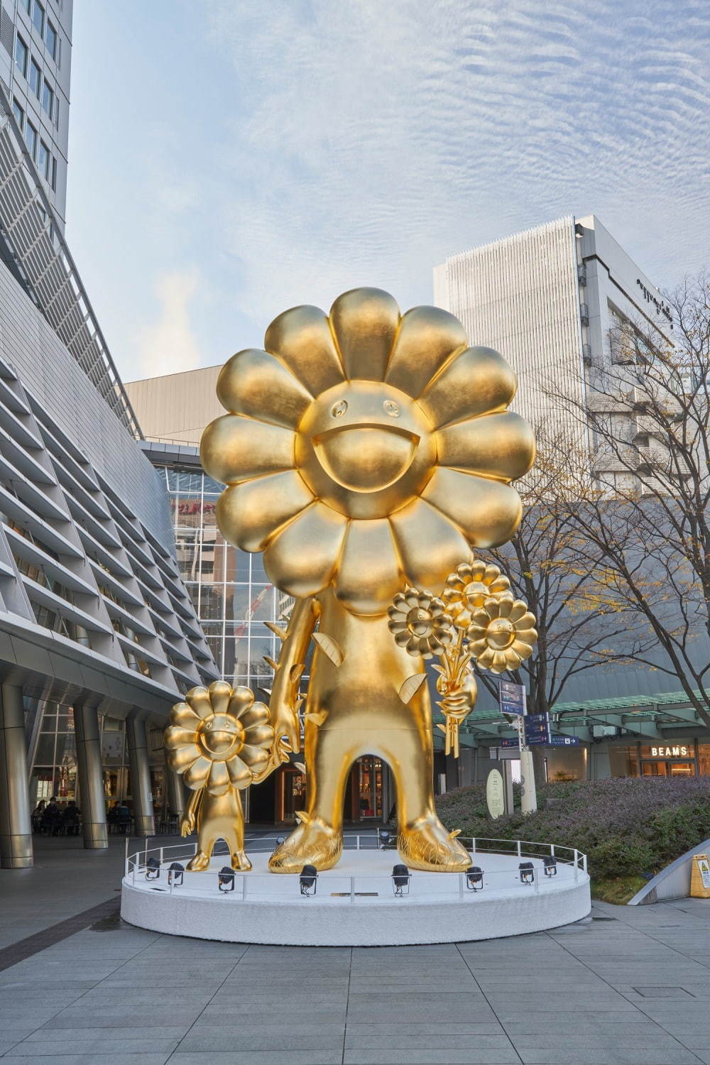 村上隆 六本木ヒルズのコラボ 金色に輝く約10mの巨大彫刻 お花の親子 ファッションプレス