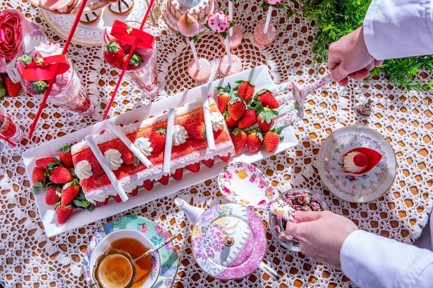 ヒルトン東京「不思議の国のアリス」着想の苺スイーツブッフェ、ハートの女王の“立ち襟”ケーキなど｜写真7