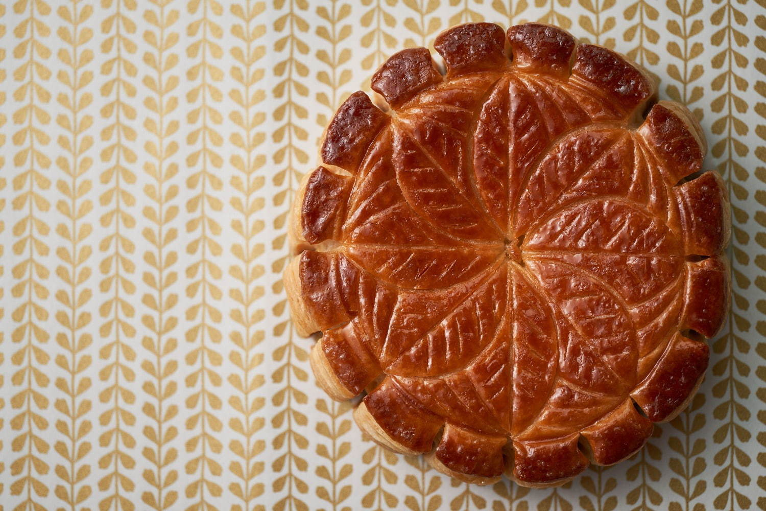 オークラ東京から新年を祝う菓子 ガレット デ ロワ バター香るサクサク食感のパイ生地 ファッションプレス