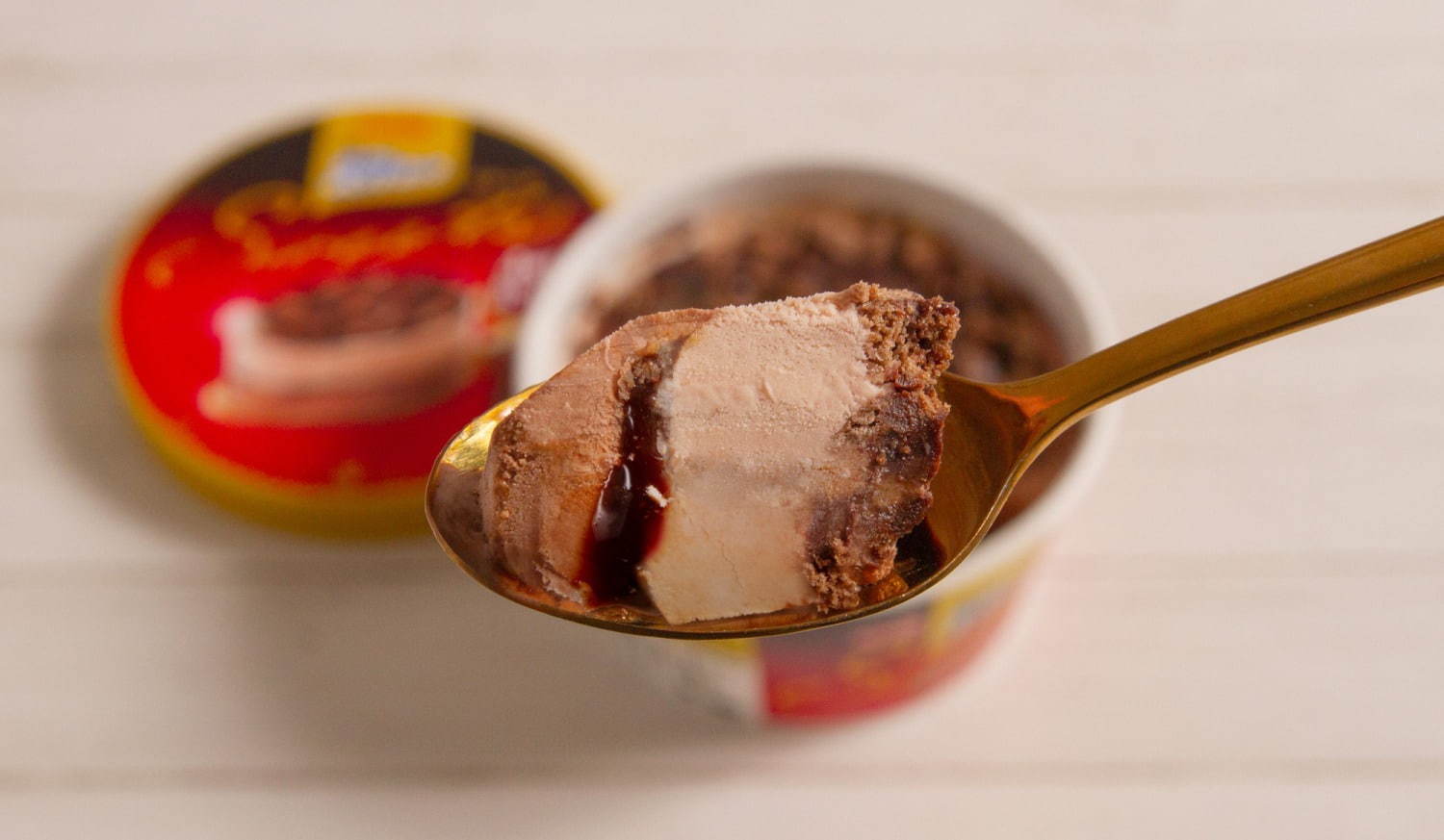 明治 エッセル スーパーカップ 4層仕立て ガトーショコラ 味アイス とろりチョコ風味ソースをイン ファッションプレス
