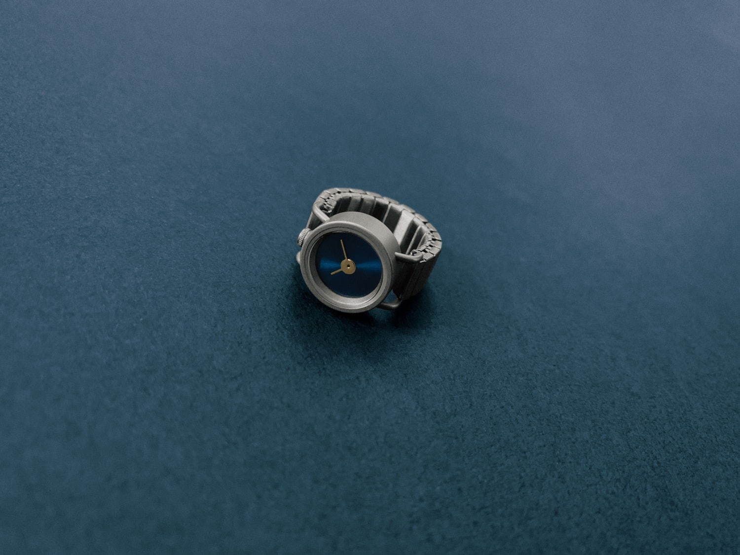 “指輪”になるミニ時計「リルサークル」ゴールドの針を配した新作