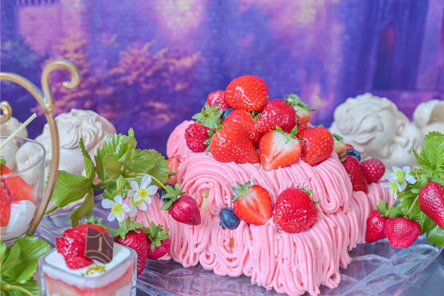 ピンク アートの苺スイーツビュッフェが大阪で 彫刻 ショートケーキやピンクモンブランなど ファッションプレス