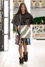 ルイ・ヴィトンの「ピロー・アンクルブーツ」“ふんわりシルエット”のナイロン製ウィメンズブーツ - ファッションプレス
