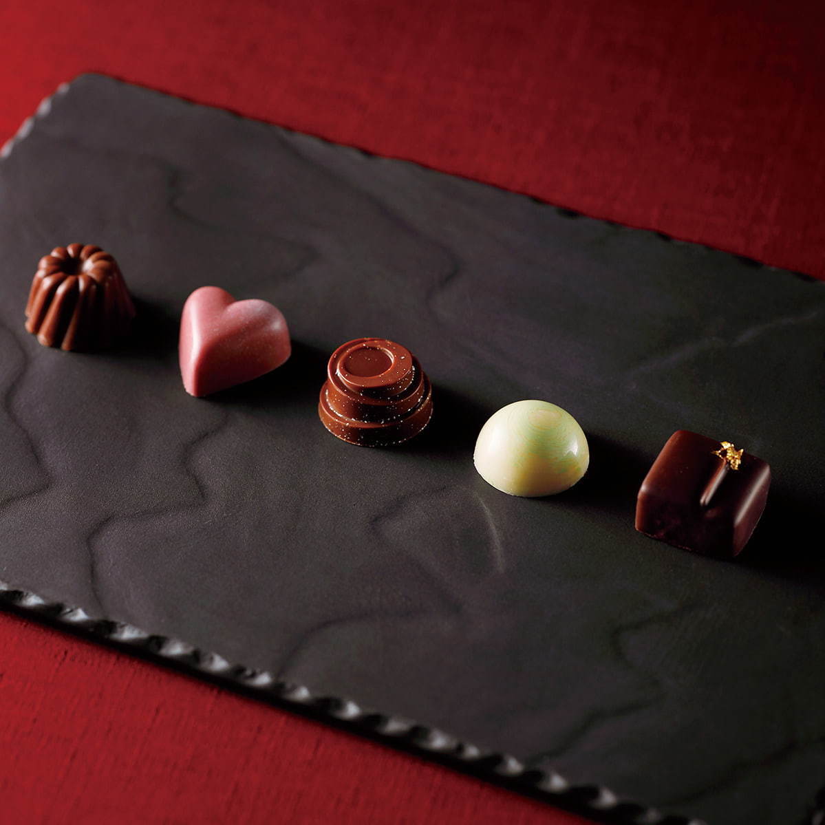 京都ホテルオークラのバレンタイン バラ風味のハート型チョコやクマモチーフのクッキーなど ファッションプレス