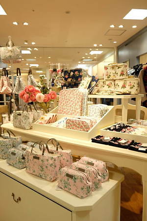 ローラ アシュレイが直営店を日本再出店、東京・札幌など7つの百貨店に