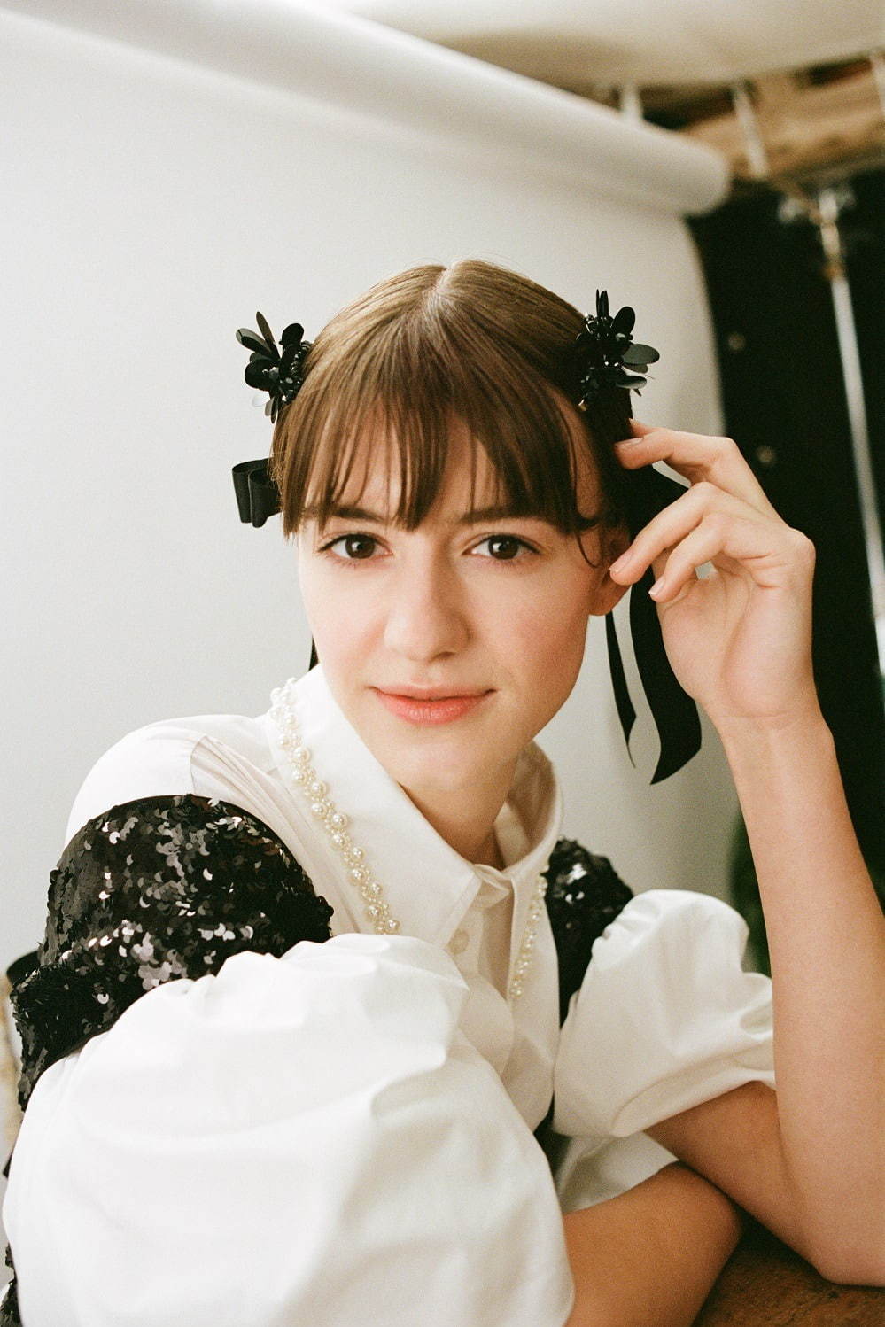 H&M「シモーネ・ロシャ」とコラボ、花柄ドレス＆パールアクセに初の
