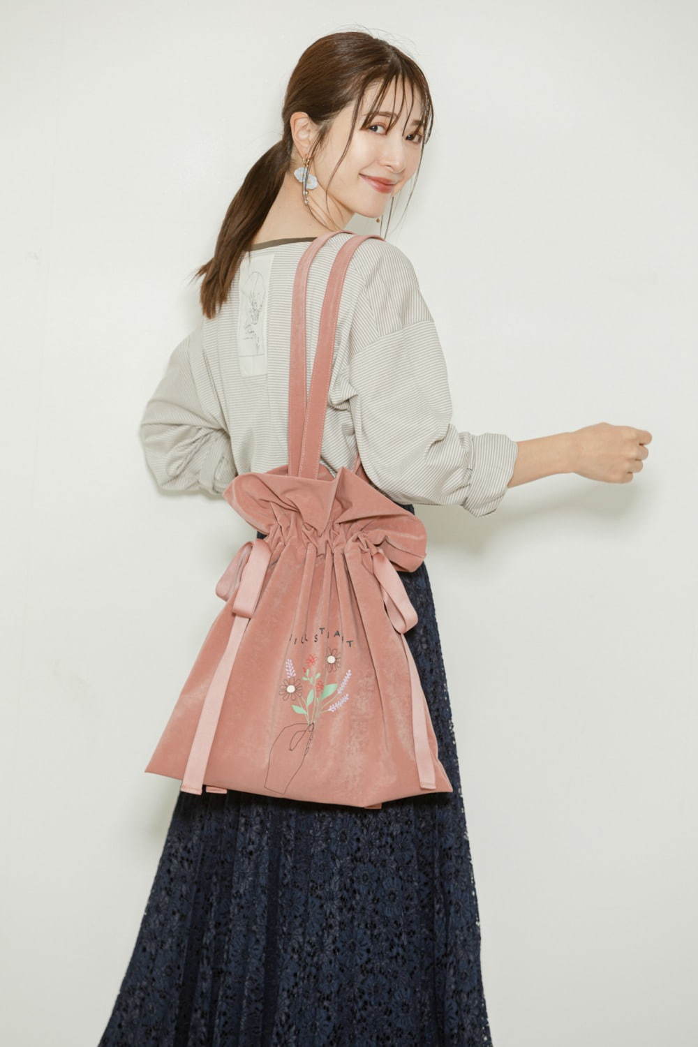 ジルスチュアート フラワー モチーフ巾着型バッグやボーダーt イラストレーターmoekoとコラボ ファッションプレス