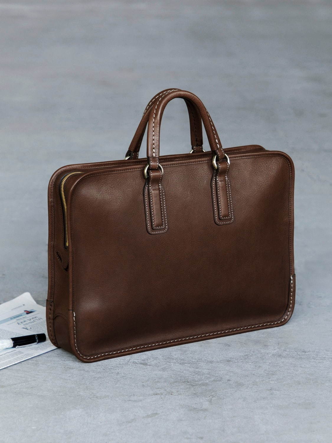 土屋鞄製造所のメンズバッグ「ウルバーノ」に新色“チョコ”、ブリーフ