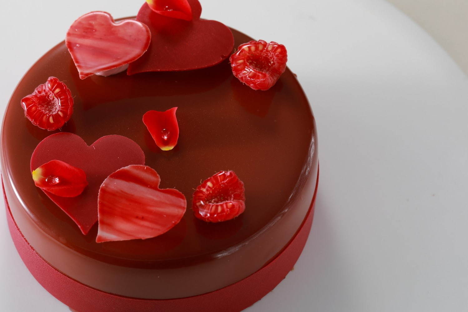 小笠原伯爵邸のバレンタインケーキ ペルー産華やか濃厚チョコ 果実丸ごとラズベリー ファッションプレス