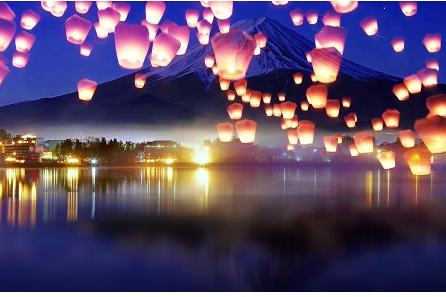 富士河口湖スカイランタンフェスティバル」LEDランタンが夜空に浮かぶ