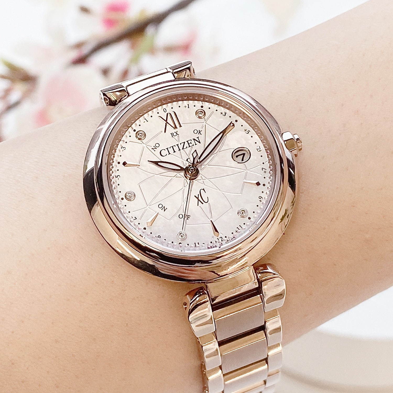 シチズン クロスシー“桜”モチーフの限定腕時計、“花開く瞬間”を描いた