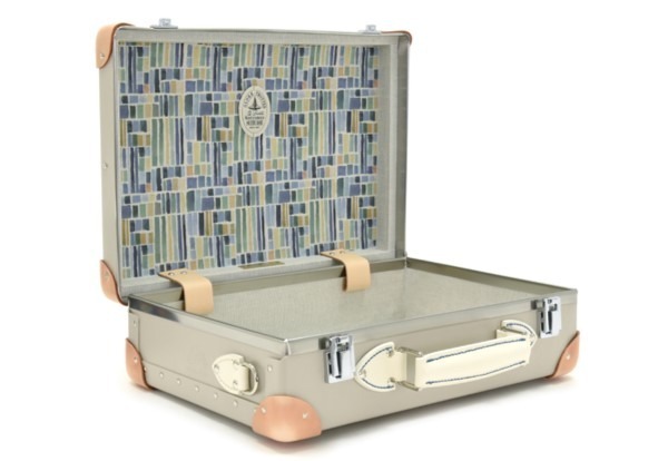 グローブ・トロッター“英国の家族旅行”着想のストライプ柄スーツケース、白い砂浜×青い海カラー｜写真14