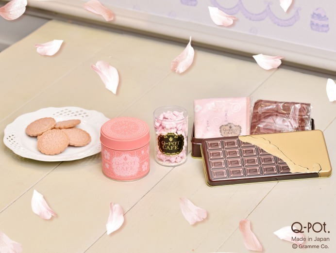 Q-pot CAFE.“桜の花”を浮かべたソーダ＆桜スイーツ、“桜メレンゲ＆板チョコ”のタオルも｜写真3